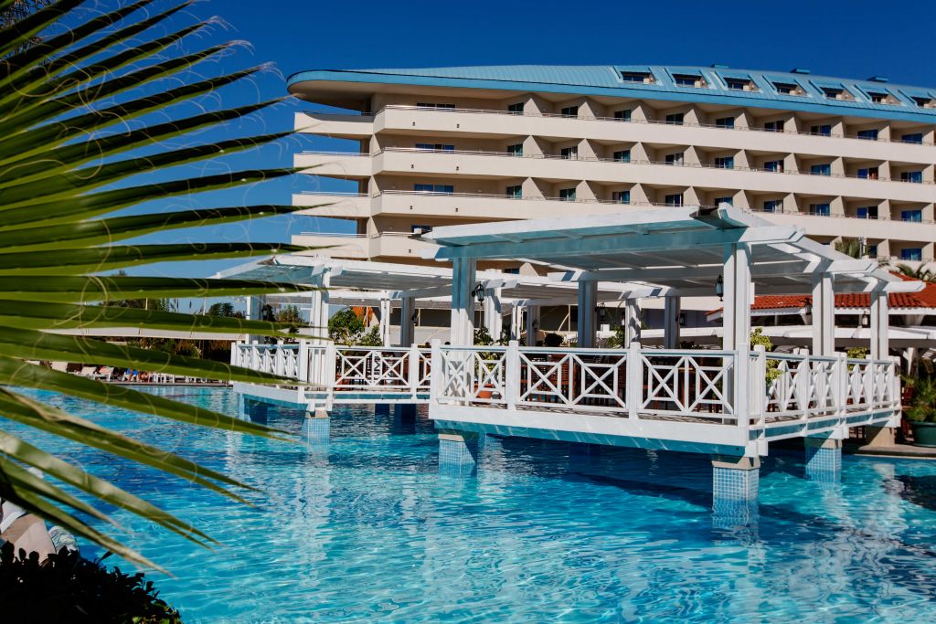 Crystal Admiral Resort Suites & Spa 